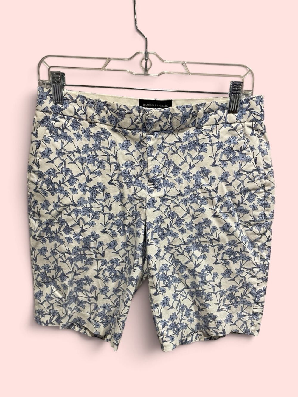 Cute creamy floral Bermuda flat front preppy shorts Banana Republic low rise